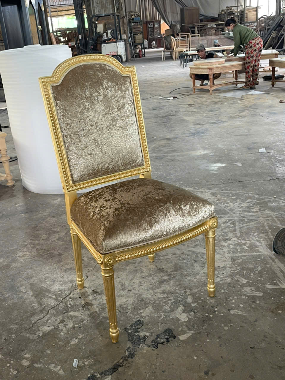 ghe-an-tan-co-dien-louis-xvi-dat-vang-boc-nhung